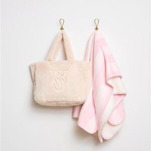 NEW VS Victoria's Secret Faux Fur Tote & Cozy Fleece Blanket